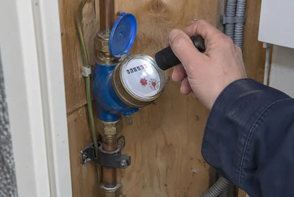 Lekdetectie Meppel – watermeter in de meterkast controleren met een zaklamp